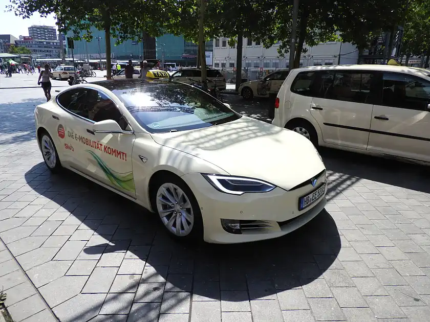 Erstes Elektrotaxi auf der Straße