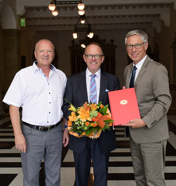 Heiko Dornstedt (Mitte) für weiter zehn Jahre zum Ortsamtsleiter in Vegesack berufen: Bürgermeister Carsten Sieling (re.) und Beiratssprecher Jürgen Hartwig gratulieren