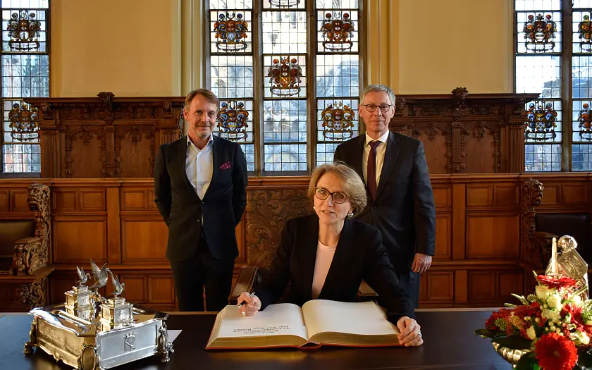 Boschafterin Descôtes beim Eintrag ins Goldene Buch, links im Bild Honorarkonsul Christoph Meyer