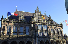 Das Bremer Rathaus mit französischer, deutscher und Bremer Flagge