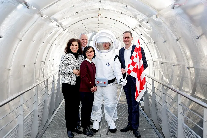 Starteten gemeinsam die „Sternstunden 2018“ und die Ausstellung „Space Girls Space Women“ im Universum® Bremen (v.l.n.r.):  Roya Ayazi, Generalsekräterin des Netzwerks NEREUS – Network of European Regions Using Space Technologies, Dr. Herbert Münder, Geschäftsführer der Universum Managementges. mbH, Dr. Tra-Mi Ho, DLR Institut für Raumfahrtsysteme, das Maskottchen des Raumfahrtjahres und Martin Günthner, Senator für Wirtschaft, Arbeit und Häfen.