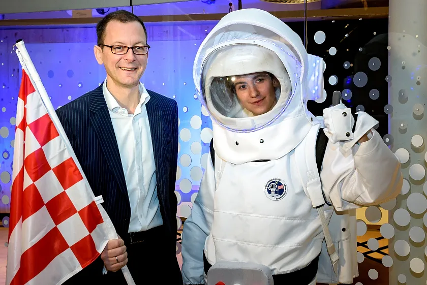 Von Bremen aus ins All – in der europäischen Luft- und Raumfahrt gibt es kaum ein Themengebiet, an dem bremische Unternehmen nicht maßgeblich beteiligt sind. Das betonte auch Senator Martin Günthner im Rahmen der Eröffnung.