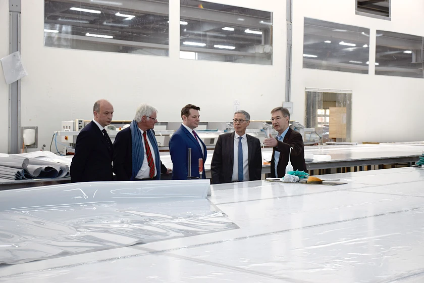 Ein Rundgang durch die Produktion: Was im Designbüro entworfen wurde, wird anschließend in dieser Halle fertiggestellt. (v.l.) von links: Christian Röpke, Stefan Lehnert, Philipp Lehnert, Bürgermeister Carsten Sieling und Dr. Carl Maywald beim Rundgang