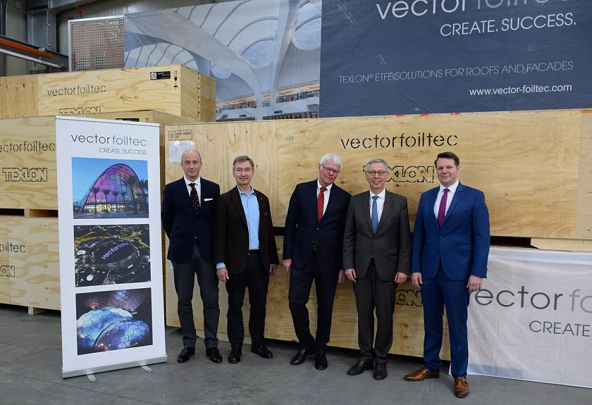 (von links:) Geschäftsführer Christian Röpke, Dr. Carl Maywald, verantwortlich für Forschung und Entwicklung, Firmengründer Dr. Stefan Lehnert, Bürgermeister Dr. Carsten Sieling und Prokurist Philipp Lehnert