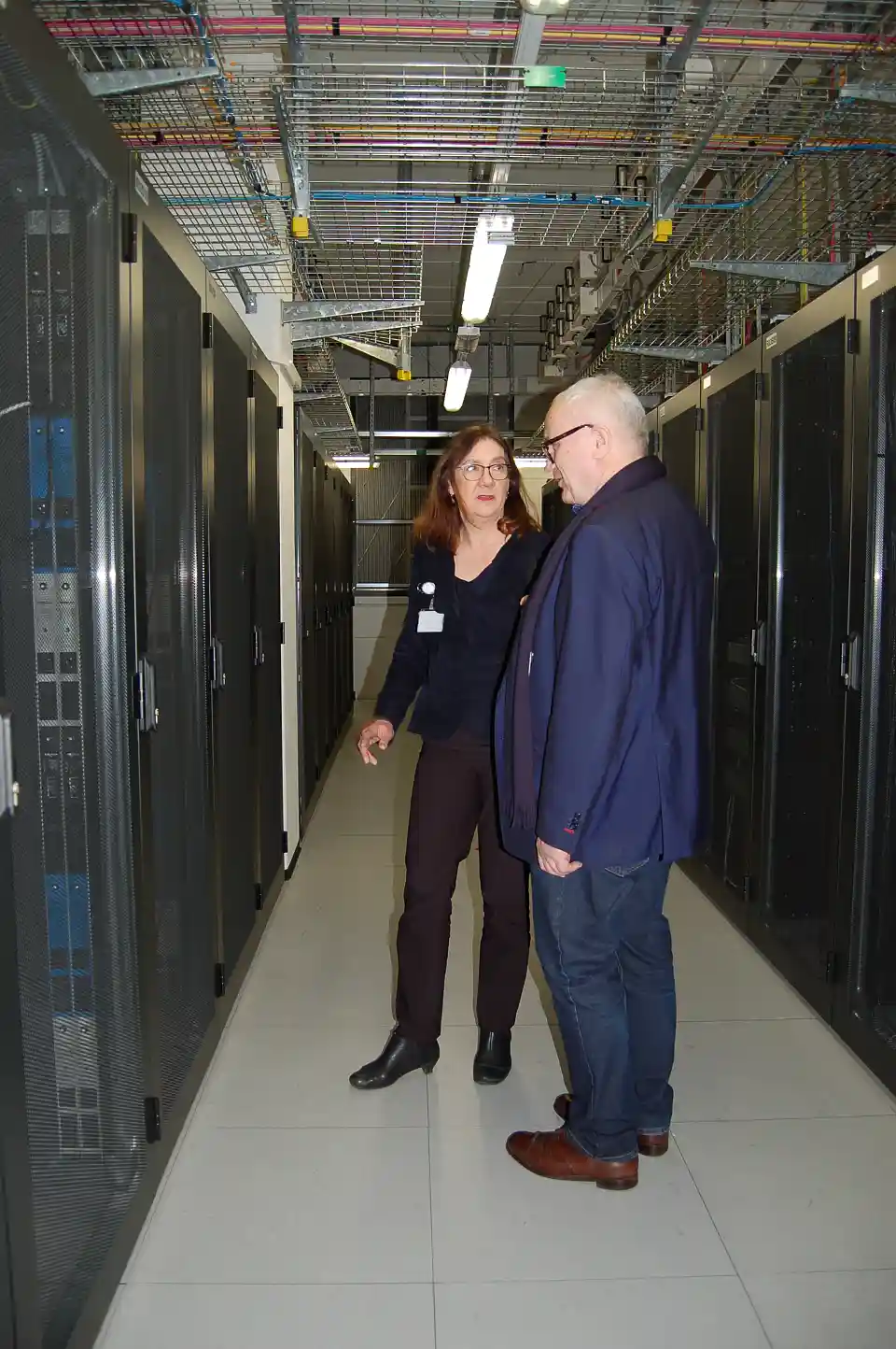 Karoline Linnert und Henning Lühr in einer der vier Herzkammern des Rechenzentrums