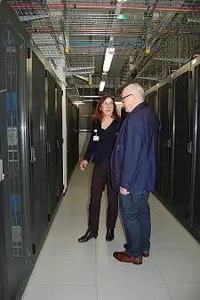 Karoline Linnert und Henning Lühr in einer der vier Herzkammern des Rechenzentrums