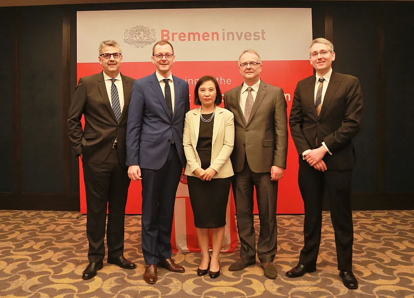 Andreas Heyer (Geschäftsführer der WFB Wirtschaftsförderung GmbH), Martin Günthner (Senator für Wirtschaft, Arbeit und Häfen der Freien Hansestadt Bremen), Huong Thi Hoang (Mitarbeiterin von Bremeninvest in Vietnam), Generalkonsul Andreas Siegel und Manuel Kühn (Abteilung Internationale Ansiedlung bei der WFB, Schwerpunkt Vietnam) eröffneten das neue Bremeninvest-Büro in Ho-Chi-Minh-Stadt
