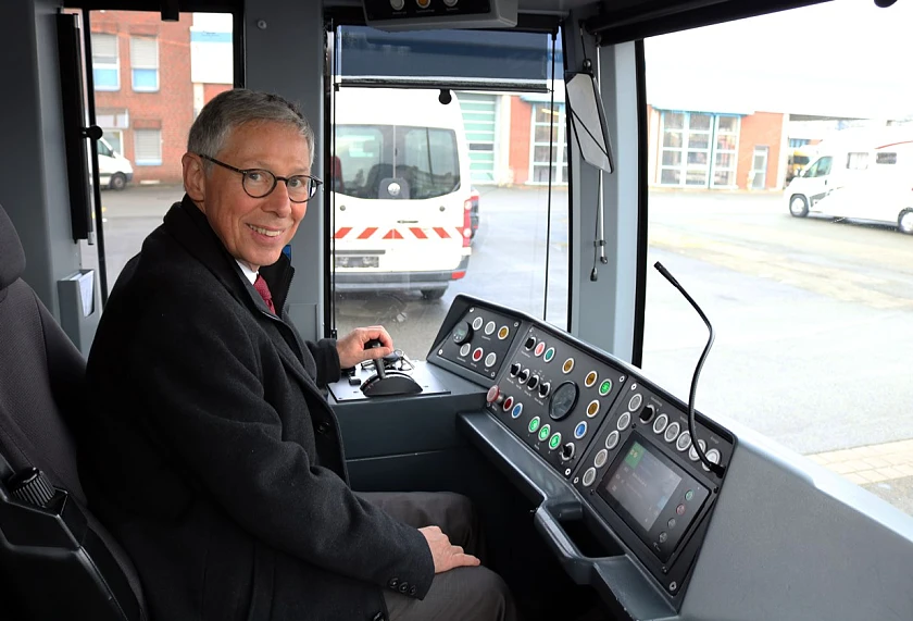 Bei seinem Besuch im BSAG-Zentrum durfte Bürgermeister Carsten Sieling auch selbst Strom geben und eine Runde über den Betriebshof fahren.