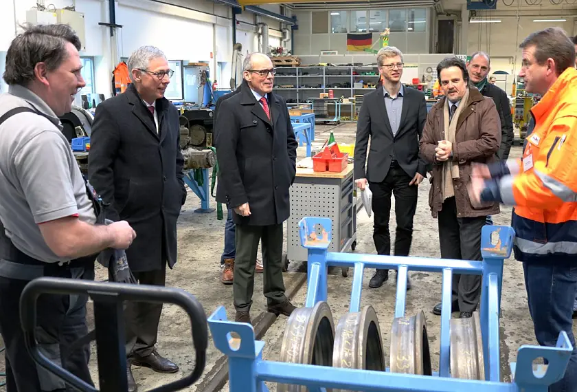 Gerd Spanjer, Leiter des Centers Fahrzeuge bei der BSAG (r.) erklärt Bürgermeister Carsten Sieling die Arbeitsabläufe in der Werkstatt. Mit im Bild: BSAG-Vorstandssprecher Hajo Müller (3.v.l.), BSAG-Arbeitsdirekter Michael Hünig (2.v.r.) und BSAG-Betriebsratsvorsitzender Thomas Bode (dahinter).