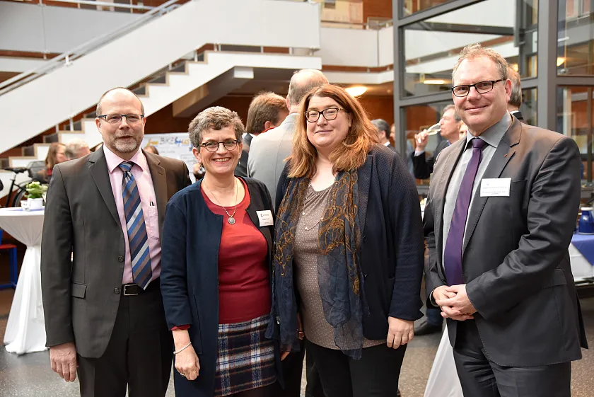 von links: Geschäftsführer Ahlrich Weiberg, Hildegard Fuchs von der Firma Gepa mbH, Sozialsenatorin Anja Stahmann und Ekkehart Siering, Staatsrat beim Senator für Wirtschaft, Arbeit und Häfen