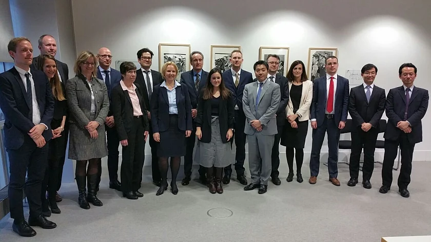 Teilnehmer der OECD-Evaluierung: Das Evaluierungsteam, Vertreter der Bundesministerien und Staatanwälte: OStA Loer (Frankfurt/M., 3. v.l.), OStA‘in Dr. Heine (Bundesanwaltschaft, 4. v.l.), OStA Freidl (München, 5. v.l.), OStA‘in Gädegk (Hamburg 6. v.l.), StA Bauer (Berlin, 7. v.l.), OStA‘in Helberg (Bremen 8. v.l.)