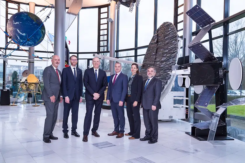 Andreas Lindenthal (Vorstand OHB SE), Gernot Papperitz (DLR-RFM), Marco Fuchs (Vorstandsvorsitzender OHB SE), Dr. Walther Pelzer (Vorstand DLR-RFM), Sabine von der Recke (OHB SE) und Hans-Georg Tschupke (Abteilungsleiter beim Senator für Wirtschaft, Arbeit und Häfen)