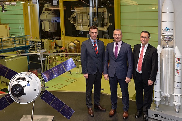 Dr. Walther Pelzer (Mitte) mit Oliver Juckenhöfel (li., Leiter Airbus Raumfahrt in Bremen) und Pierre Godard, Geschäftsführer ArianeGroup in Deutschland. 
