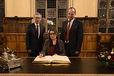 Große Ehre für alle Beteiligten: Eintrag ins Goldene Buch der Freien Hansestadt Bremen. Bürgermeister Carsten Sieling, Xanthe Hall und Lars Pohlmeier