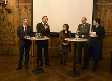 Friedensnobelpreis – und nun? Podiumsdiskussion im Anschluss: Fragen stellte Moderatorin Felicia Reinstädt, Redaktionsleiterin von Bremen NEXT (re.), Antworten kamen von Dr. Carsten Sieling, Dr. Lars Pohlmeier, Xanthe Hall und Pastor Renke Brahms (v.l.n.r.)