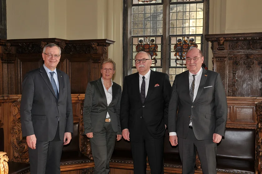Freuen sich über die Aufnahme des IWT in die Leibniz-Gemeinschaft (vl.): Prof. Werner Zoch, IWT, Senatorin Prof Eva Quante-Brandt, Prof. Matthias Kleiner, Präsident der Leibniz-Gemeinschaft, und  Prof. Winfried Gräfen, Vorstand der AWT Stiftung (Arbeitsgemeinschaft Wärmebehandlung und Werkstofftechnik e.V.)