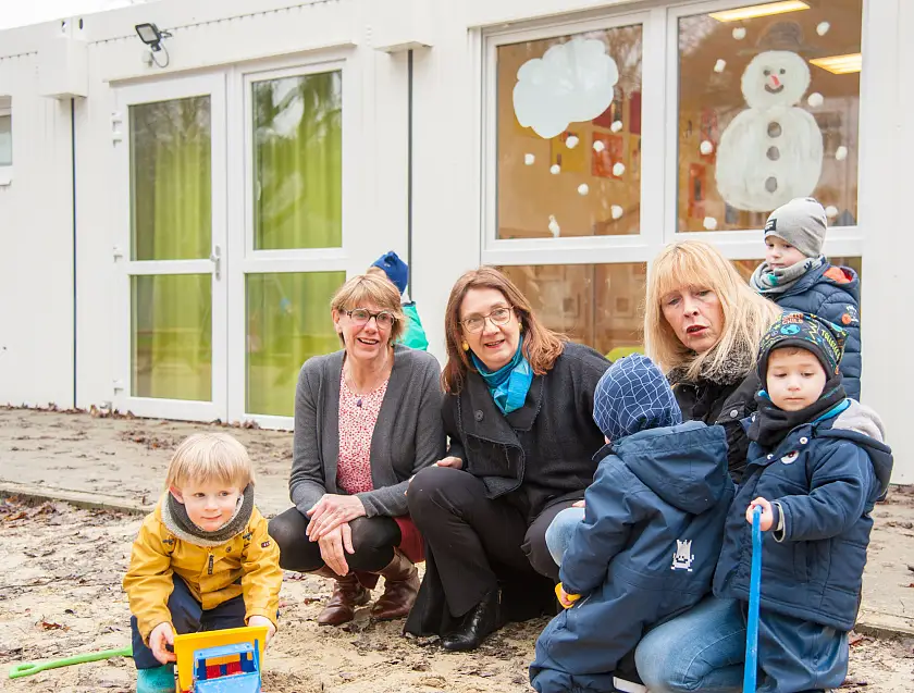 Finanzsenatorin Karoline Linnert (Mitte) besucht gemeinsam mit Birgt Weber-Witt (links) den Mobilbau des Vereins Familienbündnis an der Ronzelenstraße in Horn, um sich davon zu überzeugen, dass es sich in und um die neu geschaffenen Container wunderbar spielen lässt