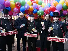 Lose für den guten Zweck: Bürgermeisterin Karoline Linnert und Bürgerparkpräsident Joachim Linnemann mit den glücksbringenden Schornsteinfegern