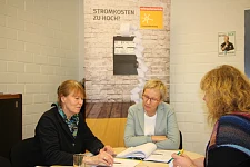 v.l.: Ute Rigbers, Verbraucherzentrale, Senatorin Quante-Brandt und Eike Zelmer-Thuy, Verbraucherin. In einer Beratungssprechstunde kam die Senatorin mit Verbraucherin Eike Zelmer-Thuy ins Gespräch. 