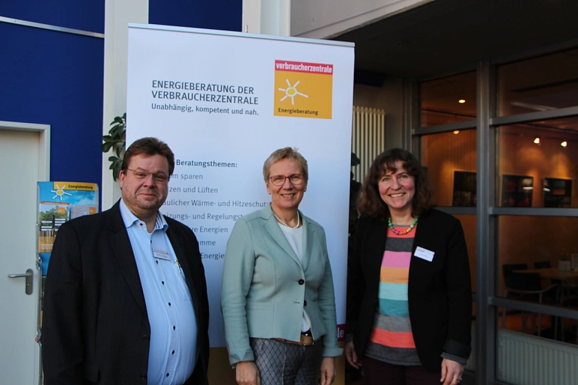 v.l.: Stefan Markus, Bürgerhaus Obervieland, Senatorin Eva Quante-Brandt und Inse Ewen von der Verbraucherzentrale