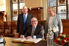 Eintrag in das Goldene Buch: Honorarkonsul Jörg Conrad, Botschafter Rogelio Granguillhome Morfin, Senatorin Prof. Dr. Eva Quante-Brandt 