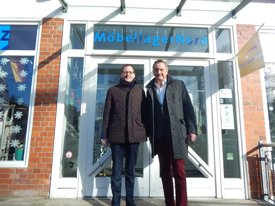 Martin Günthner, Senator für Wirtschaft, Arbeit und Häfen und Ulrich Ipach, Geschäftsführer Arbeit und Lernzentrum e. V. vor dem Möbellager in Bremen-Vegesack.