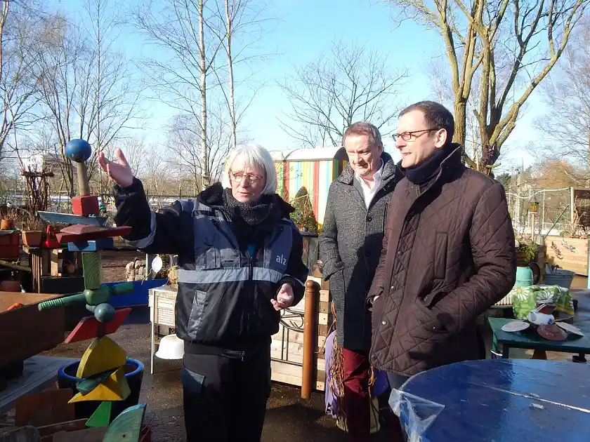 Sabine Heinsohn, Projektleitung Umwelt und Grün, Ulrich Ipach, Geschäftsführer Arbeit und Lernzentrum e. V. und Martin Günthner, Senator für Wirtschaft, Arbeit und Häfen auf dem Außengelände des alz.