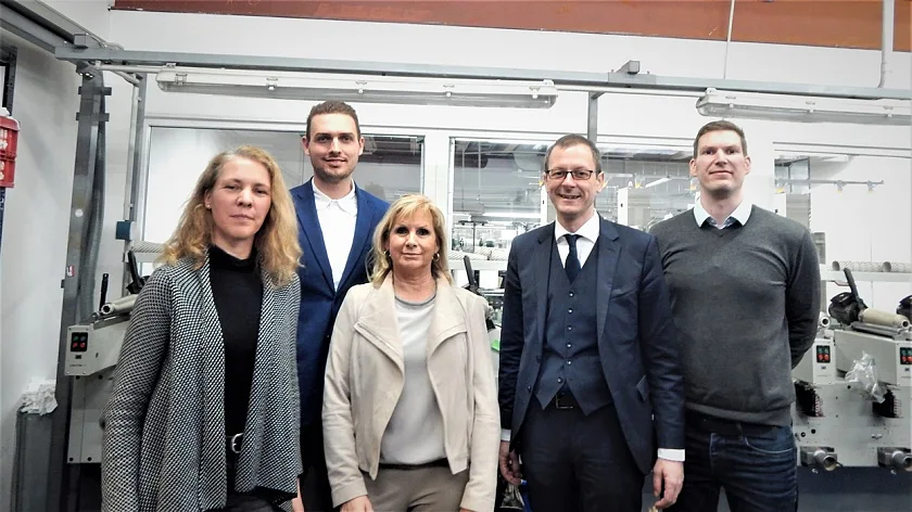 V.l.n.r: Anke Werner, Wirtschaftsförderung Bremen, Robert Erichsen, Prokurist, Claudia Erichsen, Geschäftsführerin, Martin Günthner, Senator für Wirtschaft, Arbeit und Häfen und Sven Böhmer, Verkaufsleiter, in den Produktionsräumen der Statex Produktions & Vertriebs GmbH.