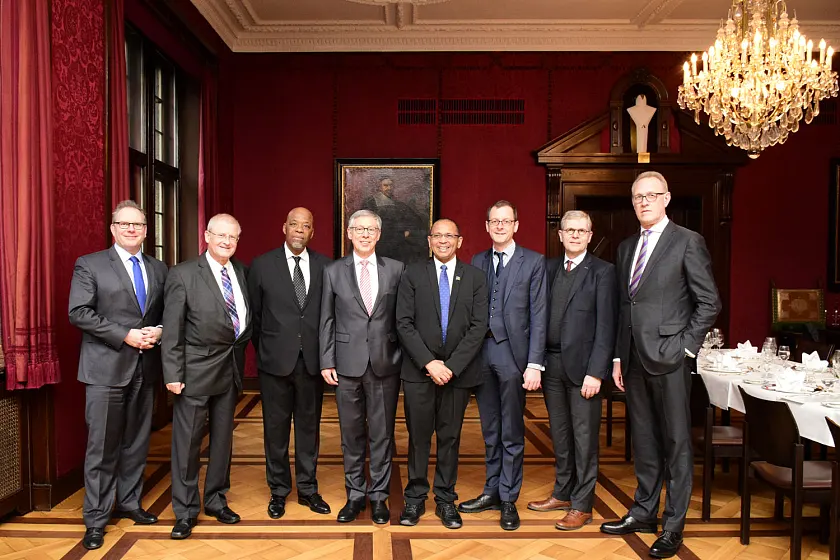 Gruppenbild vor Beginn des Arbeitsesssens im Kaminsaal des Rathauses (v.r.): Frank Dreeke (Vorstand BLG Logistics Group), Präses Harald Emigholz, Senator Martin Günthner, Botschafter Andreas Guibeb (Namibia), Bürgermeister Carsten Sieling, Botschafter Phumelele Sizani (Südafrika), Matthias Boddenberg (Außenhandelskammer Südliches Afrika) und Staatsrat Ekkehart Sieling
