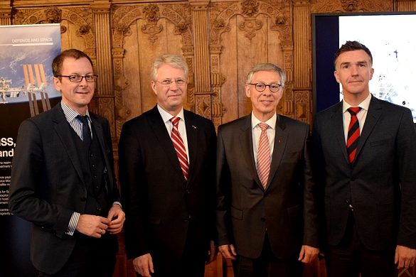 Von links nach rechts: Wirtschaftssenator Martin Günthner, Thomas Reiter (ESA Astronaut), Bürgermeister Carsten Sieling, Oliver Juckenhöfel (bei Airbus Raumfahrtstandortleiter Bremen)