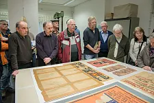 Besucherinnen und Besucher in der Restaurierwerkstatt des Staatsarchivs.  