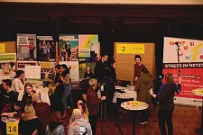 Engagierter Nachwuchs an den Infoständen im Festsaal des Rathauses