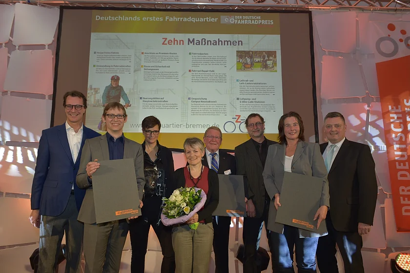 In Essen nahmen am 22. Februar 2018 den Deutschen Fahrradpreis 2018 aus den Händen von Verkehrsminister Hendrik Wüst (links) entgegen: Jens Deutschendorf (2.vl), Staatsrat beim Senator für Umwelt, Bau und Verkehr der Freien Hansestadt Bremen, Prof. Ulrike Mansfeld (3.vl), Dekanin der Fakultät Architektur Bau und Umwelt der Hochschule Bremen, und Bonnie Fenton (4.vl), Landesvorsitzende des ADFC Bremen. Daneben die Vertreter*innen des zweiten Platzes (Komfortradwege in Nordhorn) und des dritten Platz (Radbrücke über die Donau bei Deggendorf)