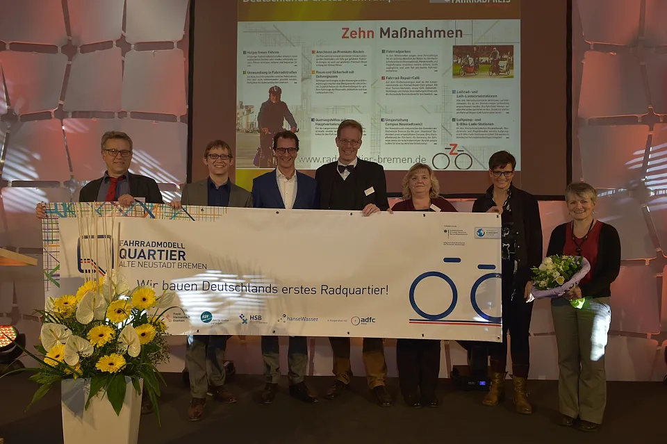 Ausgezeichnete Teamarbeit (vl.n.r): Michael Glotz-Richter, Referent nachhaltige Mobilität (Bremen), Jens Deutschendorf, Staatsrat beim Senator für Umwelt, Bau und Verkehr der Freien Hansestadt Bremen, NRW Verkehrsminister Minister Hendrik Wüst, Gunnar Polzin, Abteilungsleiter Verkehr (Bremen), Meike Jäckel, Projektleiterin Amt für Straßen und Verkehr (Bremen), Prof. Ulrike Mansfeld, Dekanin der Fakultät Architektur Bau und Umwelt der Hochschule Bremen, und Bonnie Fenton, Landesvorsitzende des ADFC Bremen