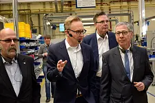 Bürgermeister Sieling bei der Führung durch die Fertigungshallen. (vlnr): Frank Rogalski, Michael Kreimeyer (Leitender Mitarbeiter Aerotec), Rolf Franzen, Carsten Sieling