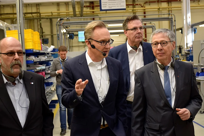 Bürgermeister Sieling bei der Führung durch die Fertigungshallen. (vlnr): Frank Rogalski, Michael Kreimeyer (Leitender Mitarbeiter Aerotec), Rolf Franzen, Carsten Sieling