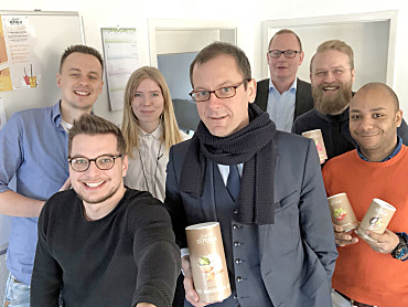 Selfie mit Senator: Martin Günthner und Nils Schnorrenberger besuchten die Start-up-Mannschaft von Harvest Republic