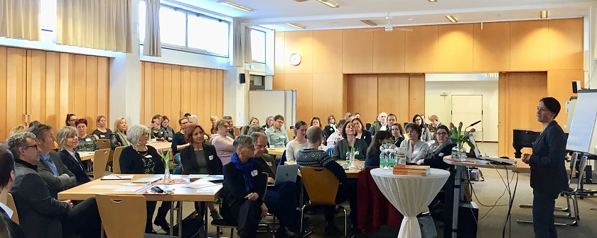 Claudia Bogedan spricht ein Grußwort zum Fachtag Begabungsförderung im LIS