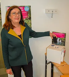 Finanzsenatorin Karoline Linnert hat in ihrem Umfeld fleißig alte Geräte gesammelt, um sie richtig zu entsorgen. Durch umweltgerechtes, hochwertiges Recycling und die Weiternutzung von gebrauchten Handys und Smartphones können wertvolle Ressourcen wiedergewonnen werden.