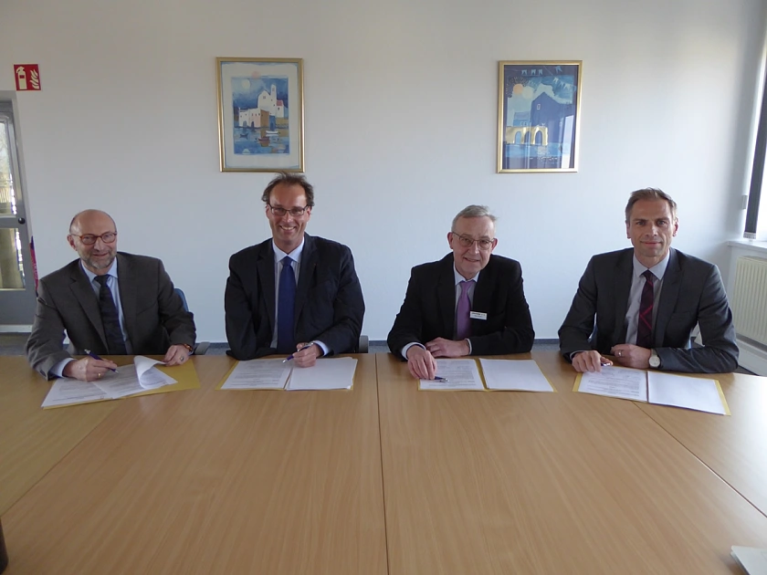 Vertragsunterzeichnung des Arbeitsmarktprogrammes (v.l.n.r.:): Dr. Götz von Einem (Agentur für Arbeit Bremen-Bremerhaven), David Geduldig (Amt für Versorgung und Integration Bremen), Friedrich-Wilhelm Gruhl (Jobcenter Bremerhaven), Thorsten Spinn (Jobcenter Bremen)