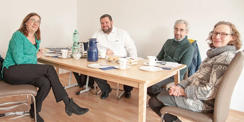 Einladung zu Kaffee und Kuchen: Bürgermeisterin Karoline Linnert (v.l.) mit Rabbiner Netanel Teitelbaum und Grigori Pantijelew und Elvira Noa von der jüdischen Gemeinde in Schwachhausen.