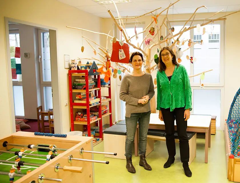 Simin Zarbafi-Blömer führt Bürgermeisterin Karoline Linnert durch die Räumlichkeiten des Vereins Trauerland.