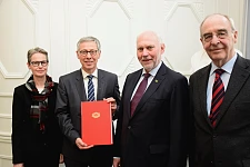 Konsularmitarbeiterin Petra Meiners-Pamperrien, Bürgermeister Dr. Carsten Sieling, Honorarkonsul Peter Harren und Volker Kröning, Doyen des Konsularkorps Bremen