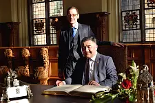 Eintrag in das Goldene Buch der der Freien Hansestadt Bremen - Botschafter Kasimov und Senator Günthner