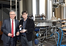 Bei einem Rundgang präsentiert Geschäftsführer Prof. Dr. Markus Zeller die Produkte der Brauerei 
