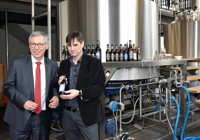 Bei einem Rundgang präsentiert Geschäftsführer Prof. Dr. Markus Zeller die Produkte der Brauerei 