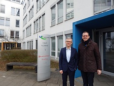 Peter Ganten, Geschäftsführer der Univention GmbH und Martin Günthner, Senator für Wirtschaft, Arbeit und Häfen, vor dem Unicom, in dem das Unternehmen seinen Sitz hat.