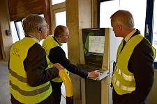 Geschäftsführer Dr. Albrecht Kumpmann erläutert die einzelnen Abläufe der Produktion - alle Prozesse werden digital gesteuert. Mit im Bild, Dr. Rüdiger Grau, Vorstand Norddeutsche Steingut AG