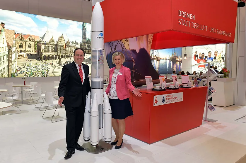 Peter Siemering (Geschäftsführer der Bremer Touristik-Zentrale) und Meike Gerster (BTZ-Tourismusförderung) vor dem neuen Bremen-Stand auf der ITB in Berlin