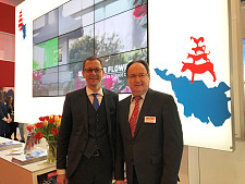 Martin Günthner, Senator für Wirtschaft, Arbeit und Häfen, mit Peter Siemering, Bremer Touristik-Zentrale, vor dem neuen Messestand.
